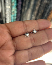 Load image into Gallery viewer, Flower 7mm Stone Screw sterling Silver nosepin