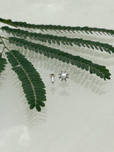 Load image into Gallery viewer, Flower Stone Screw sterling Silver 92.5 nosepin 7mm