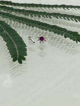 Load image into Gallery viewer, Flower Stone Screw sterling Silver 92.5 nosepin 7mm