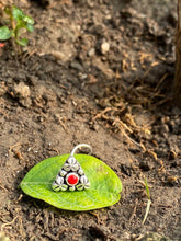 Load image into Gallery viewer, Red stone nosepins