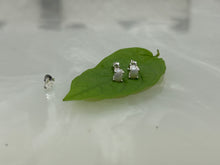 Load image into Gallery viewer, Fresh water pearls sterling silver 92.5 ear studs.
