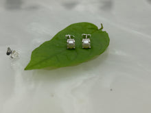 Load image into Gallery viewer, Fresh water pearls sterling silver 92.5 ear studs.
