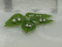 Load image into Gallery viewer, Fresh water pearls sterling silver 92.5 ear studs.
