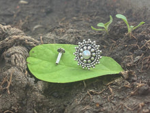 Load image into Gallery viewer, Handmade Daisy 12mm Screw sterling Silver nosepin
